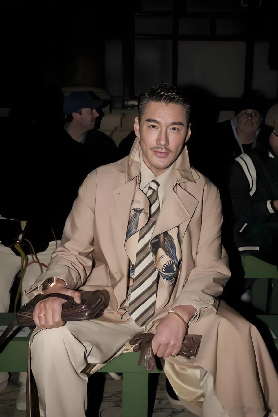 胡兵 春晚风衣战神 杀疯了！胡兵春晚风衣造型，气场与颜值双在线，行走的荷尔蒙实锤