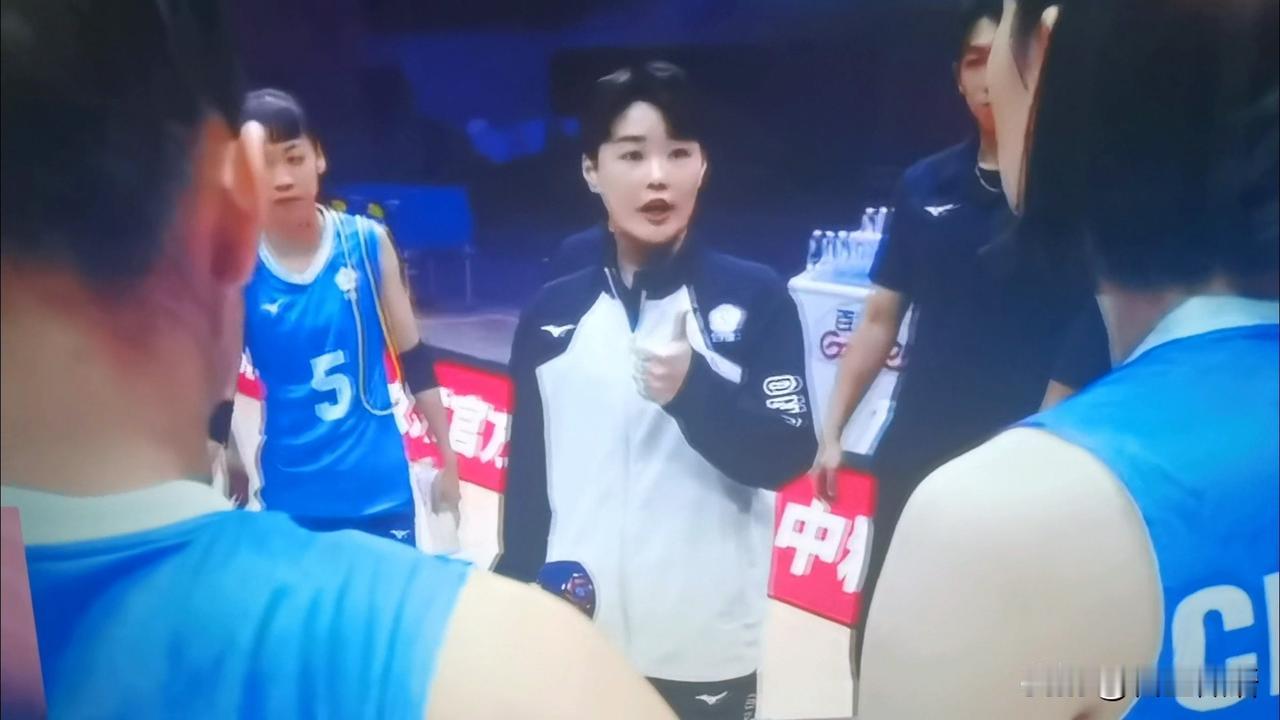 中国女排3:0中国台湾省女排，球员们打得都非常开心。就是最后国家队和省队合影的时