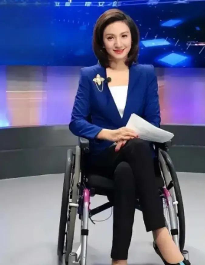 湖南卫视女主持梁艺，瘫痪22年，公开征婚。她提的要求就一条：能帮她推轮椅就行。可