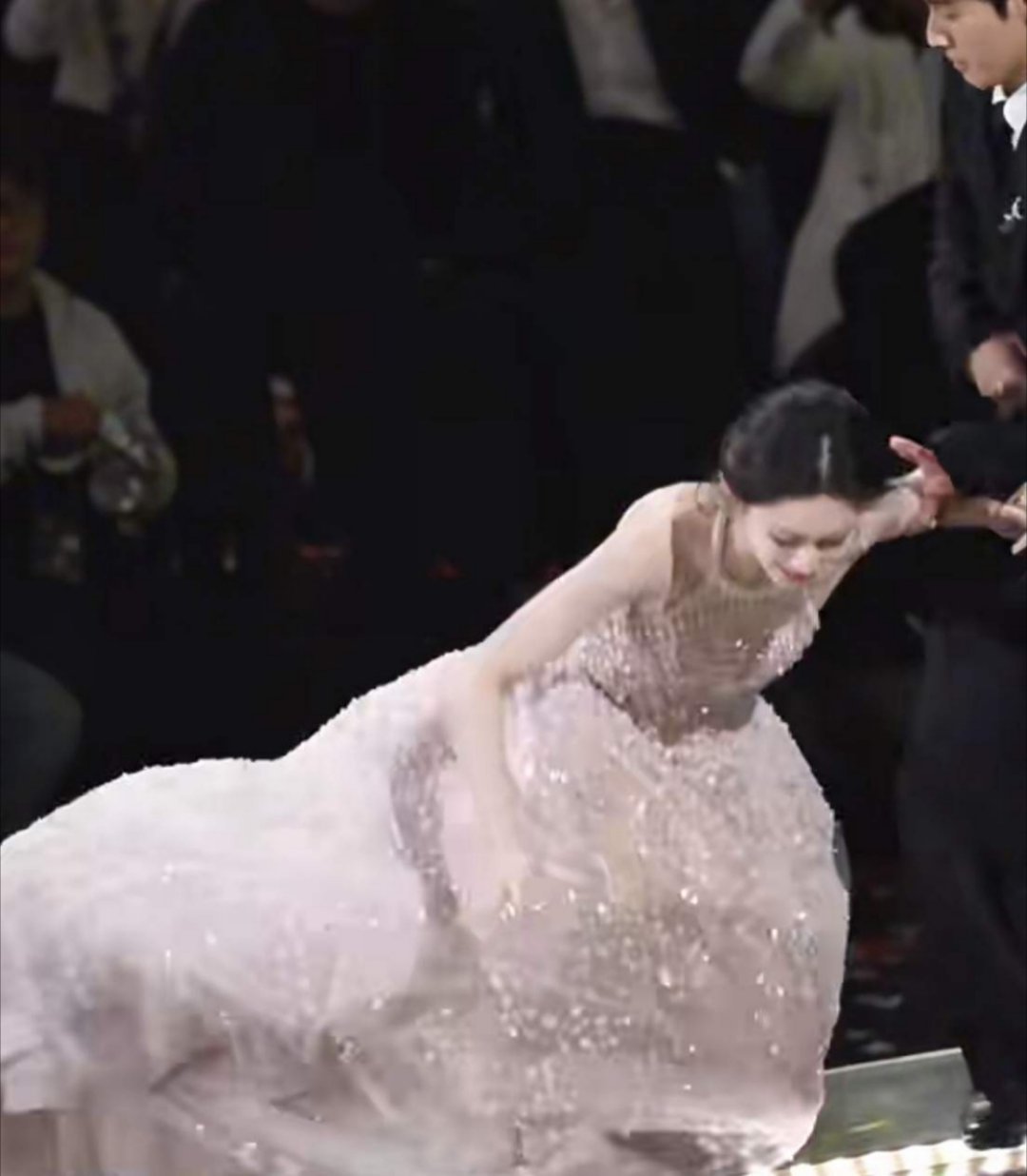 孟子义摔了星光大赏遇红毯翘边+台阶盲区双翻车，她强忍疼痛从容起身，既不矫情又超真