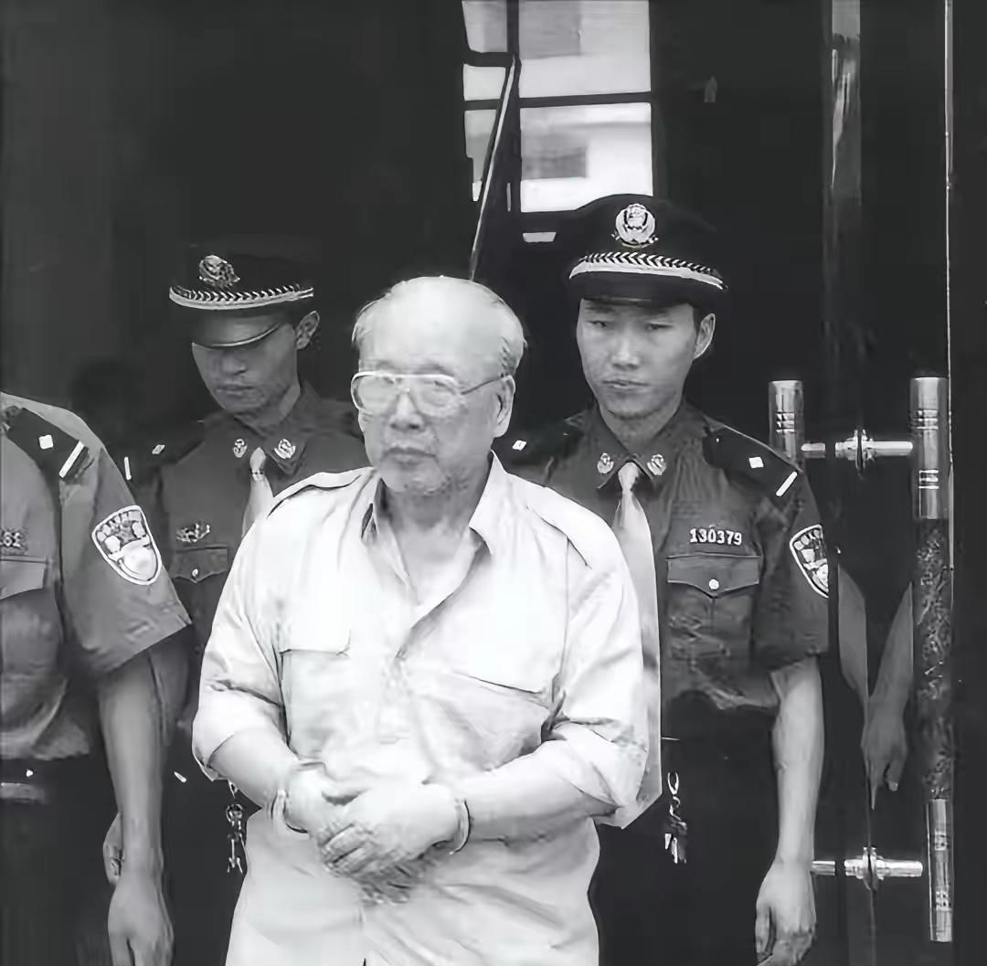 1999年，检察人员一脚踹开大门，一个古稀老头正在寡妇床上温存，只见他淡定提起裤