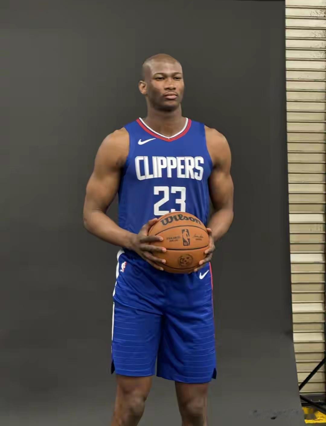 前NBA球员凯-琼斯真是不怕风大闪了舌头！最近凯-琼斯在参加的一个节目中，聊到了