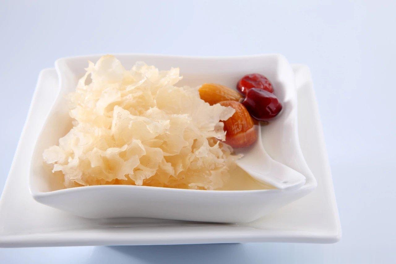推荐：红枣银耳羹食材：红枣30克，银耳30克，冰糖适量。做法：红枣洗净，银耳泡发