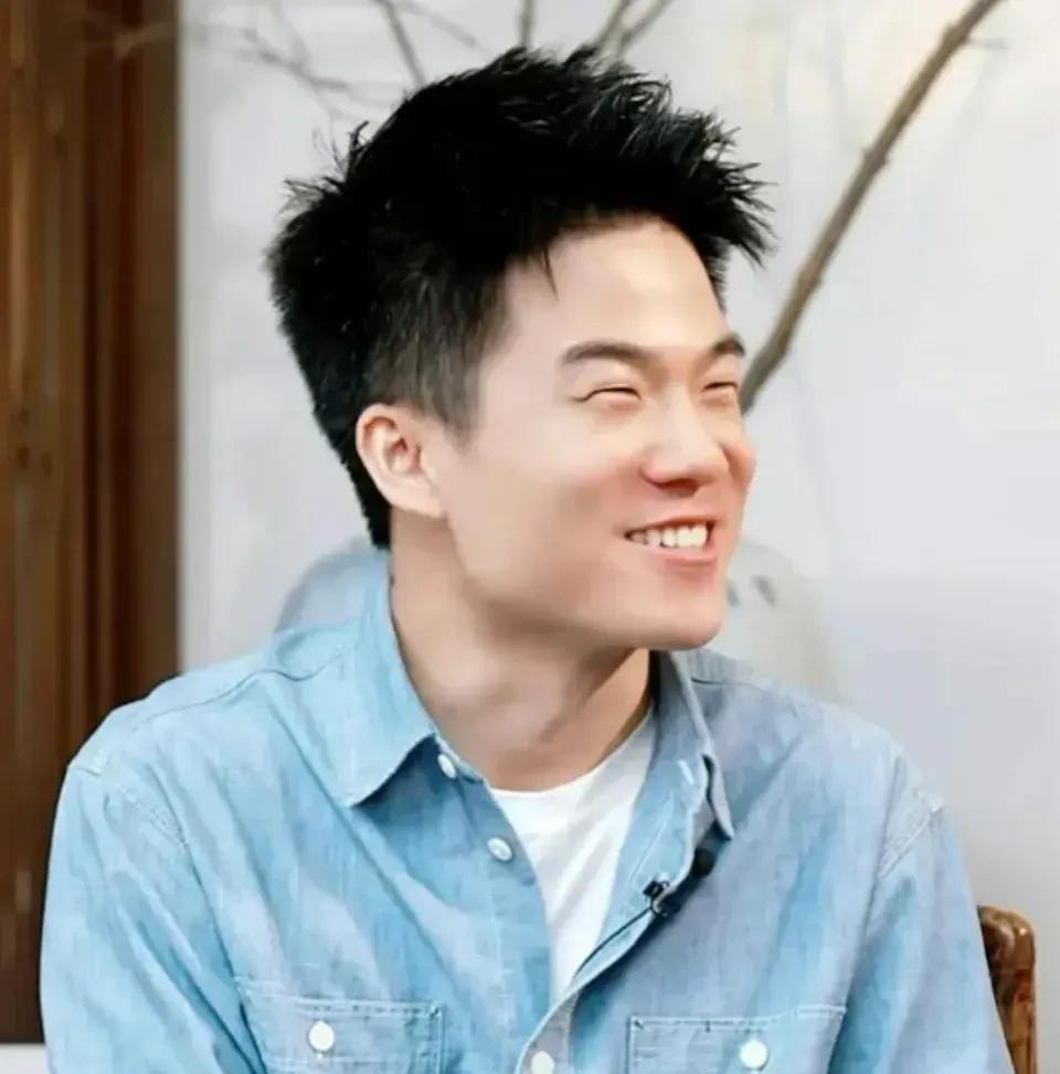 一次，董宇辉问撒贝宁：“你小时候都看过什么书？”   小撒一脸傲娇：“我什么都看