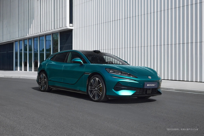 巨星助阵腾势启新程，刚刷到丹尼尔·克雷格跟腾势合作的消息了。007本尊成了腾势品