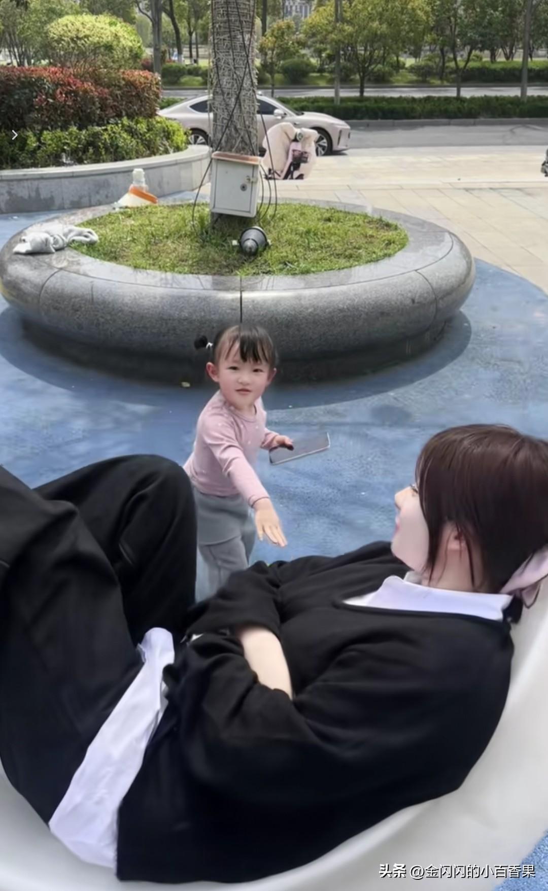 老天爷呀黄一鸣，已经开始享小聪聪闪闪的福气了。黄一鸣一定要好好珍惜这么乖的闪闪世