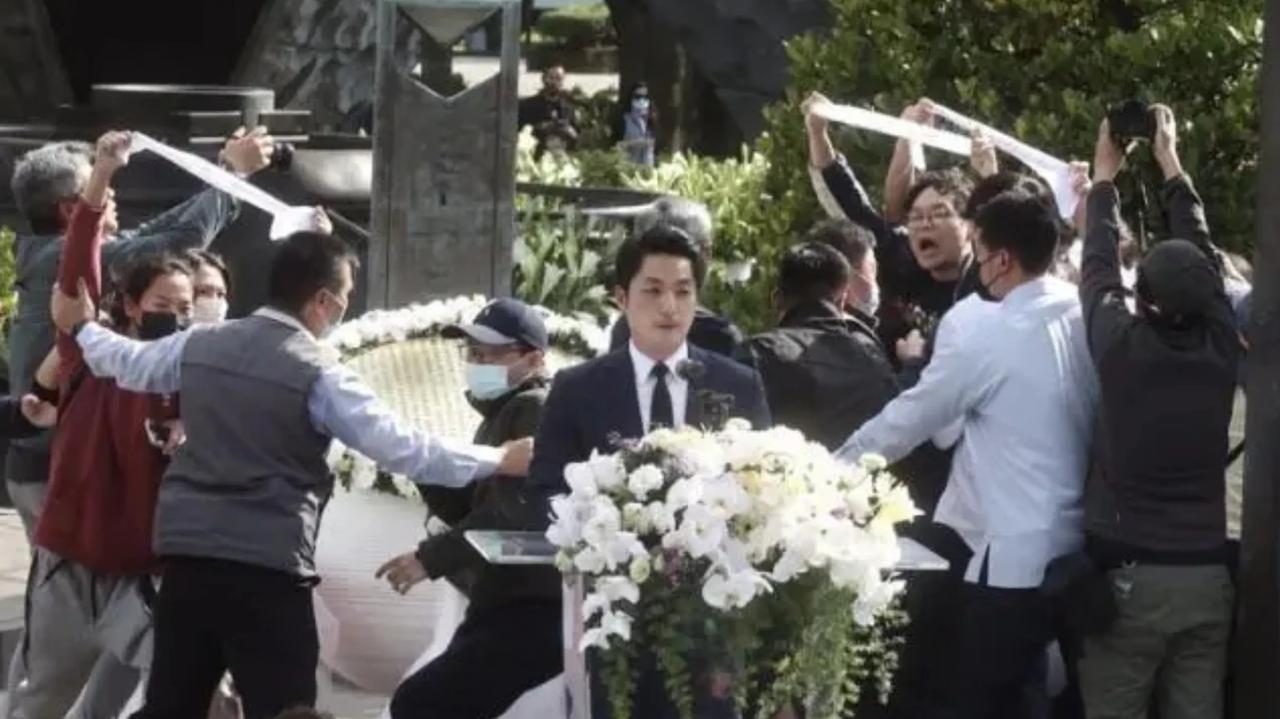 蒋万安头疼的日子来了！明天就是二月二十八日。去年的这天，他在悼念集会上发言时，遭