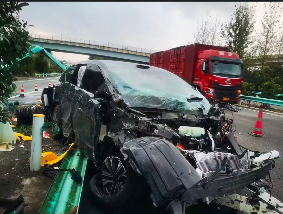 东风日产NX8车主高速开车打瞌睡了，也没开智驾，撞上了。还好车质量还是很好的，车