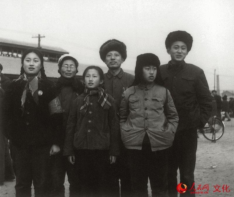 乔同志的全家福，摄于1970年。中联部“五七”干校从黑龙江肇源迁往河南沈丘，一家