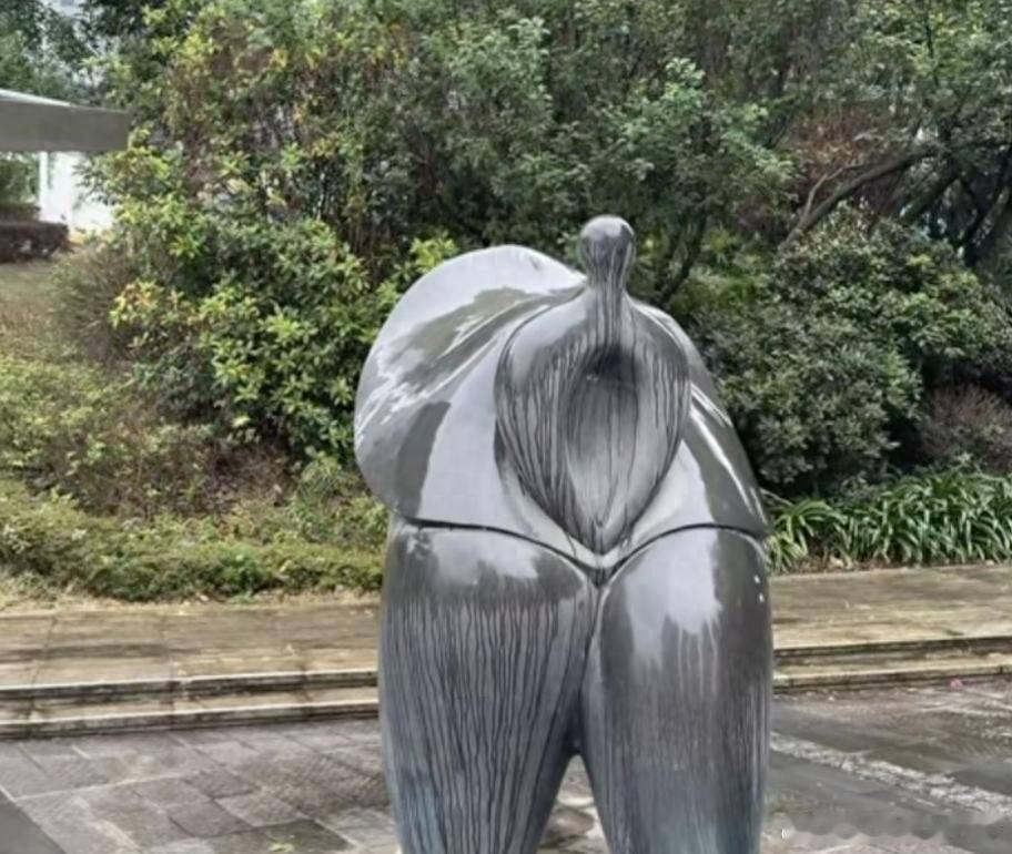 成都一广场雕塑被指“极具暗示性”，雕塑轮廓近似女性隐私部位，造型露骨------