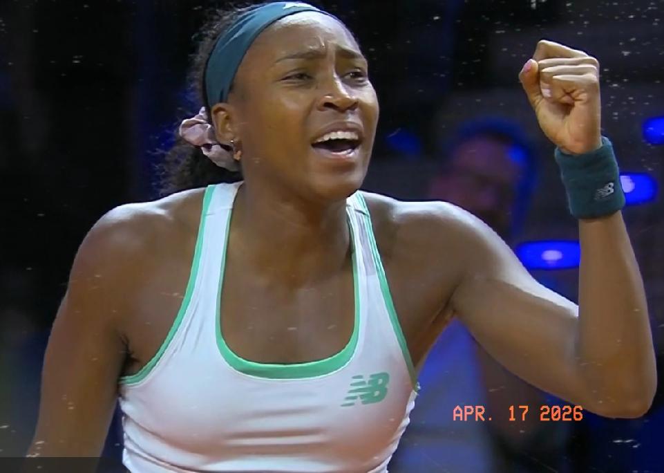 高芙扳回一盘，比赛拖入决胜盘，胜负悬念拉满。
第二盘，高芙发球胜盘局，先带出2个