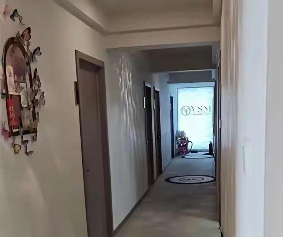 长沙的黄女士在美容机构做肩颈按摩，全裸趴在床上，进来的却是男技师。她拒绝，店家竟