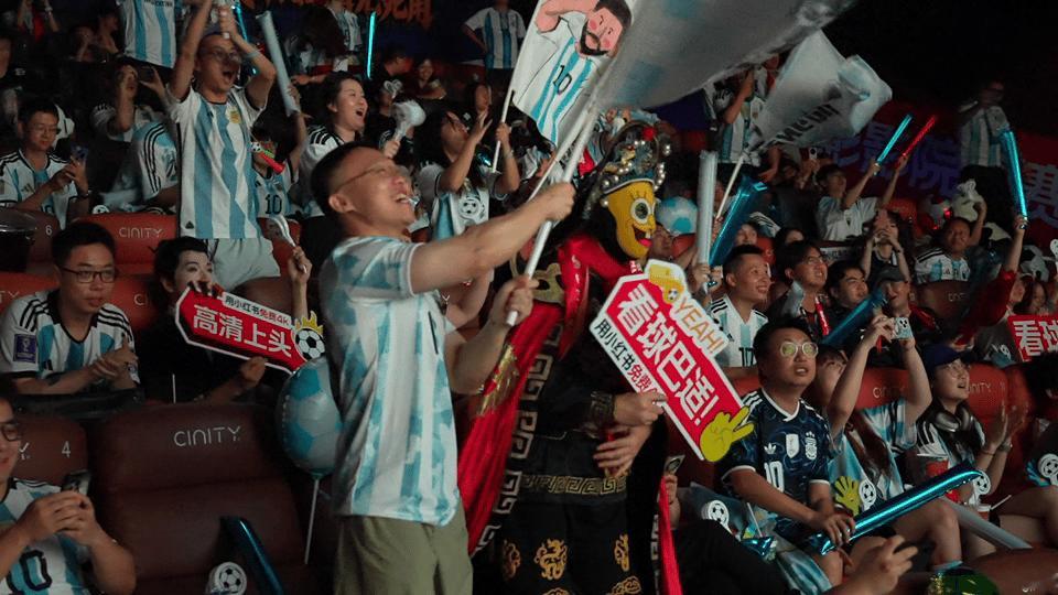 佛得角进球后球迷真变脸这川剧变脸真的太酷了，好想去现场感受一下这么热闹的氛围呀，