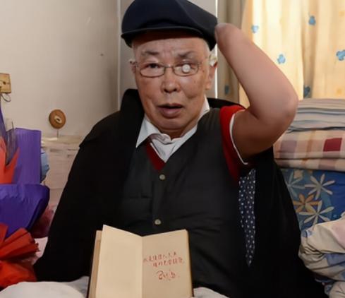 1950年长津湖战役中，17岁的朱彦夫在昏迷中被敌人划开了肚子，疼醒之后他竟然看