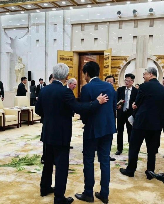正面是地位，背面才藏着谦逊啊！ 