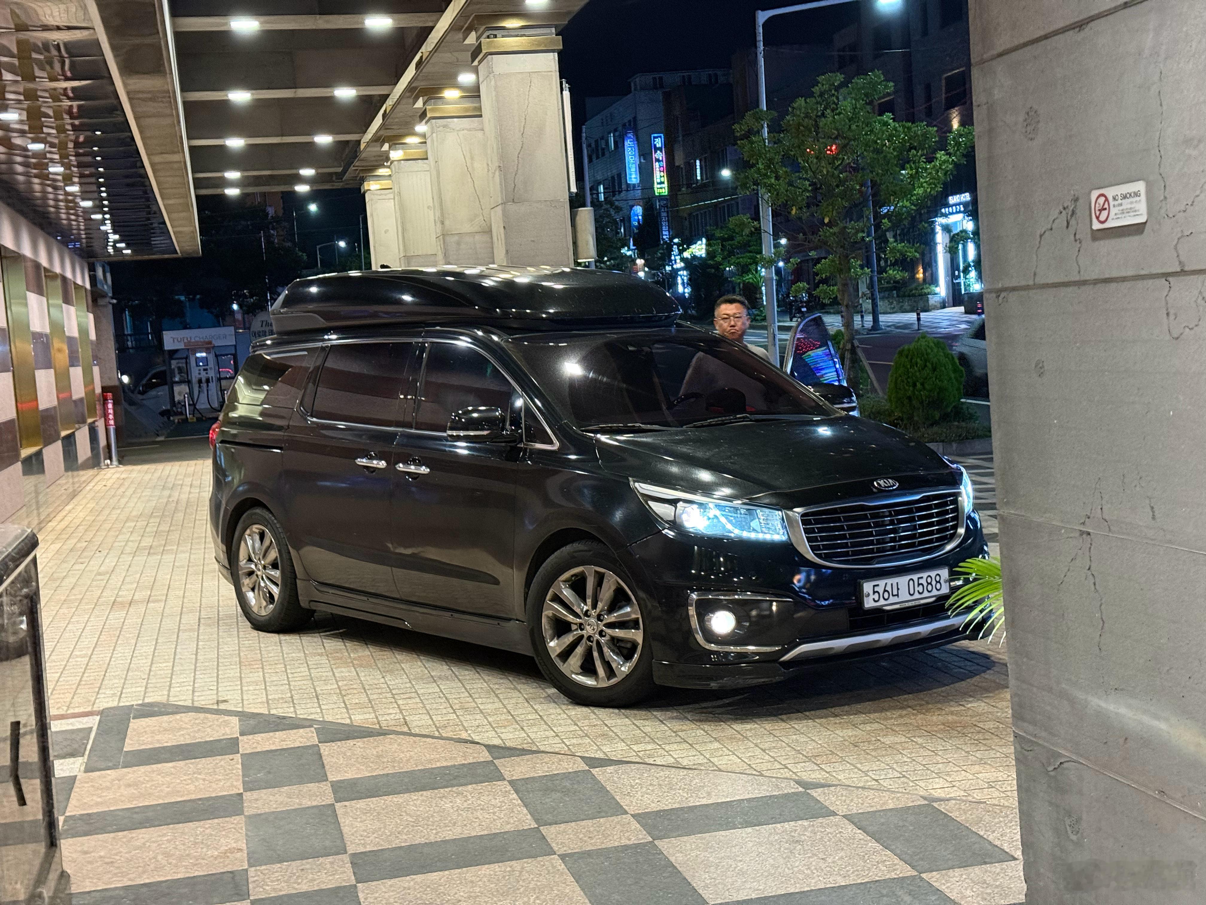 我说济州怎么这么多黑色嘉华都装顶箱呢，原以为是为了看着有气势，原来是内部车顶和顶