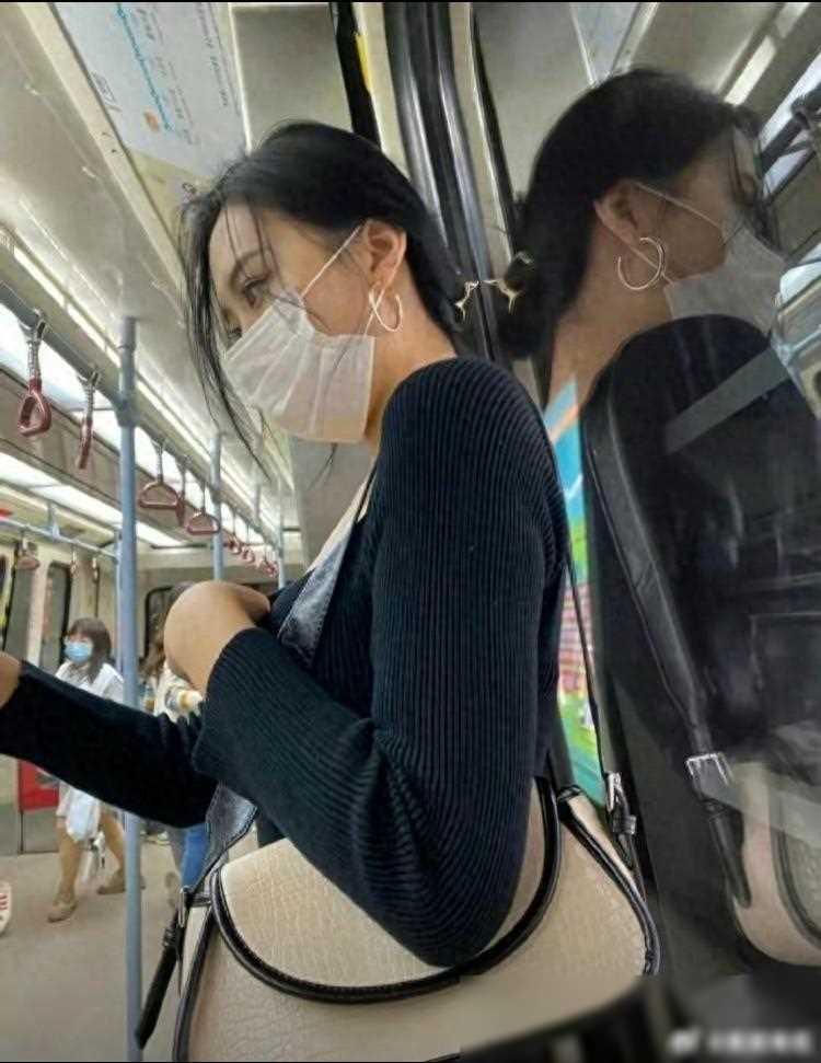 近日，在上海的地铁车厢内，一位女子的着装引发了广泛关注。她以独特的穿搭风格亮相，