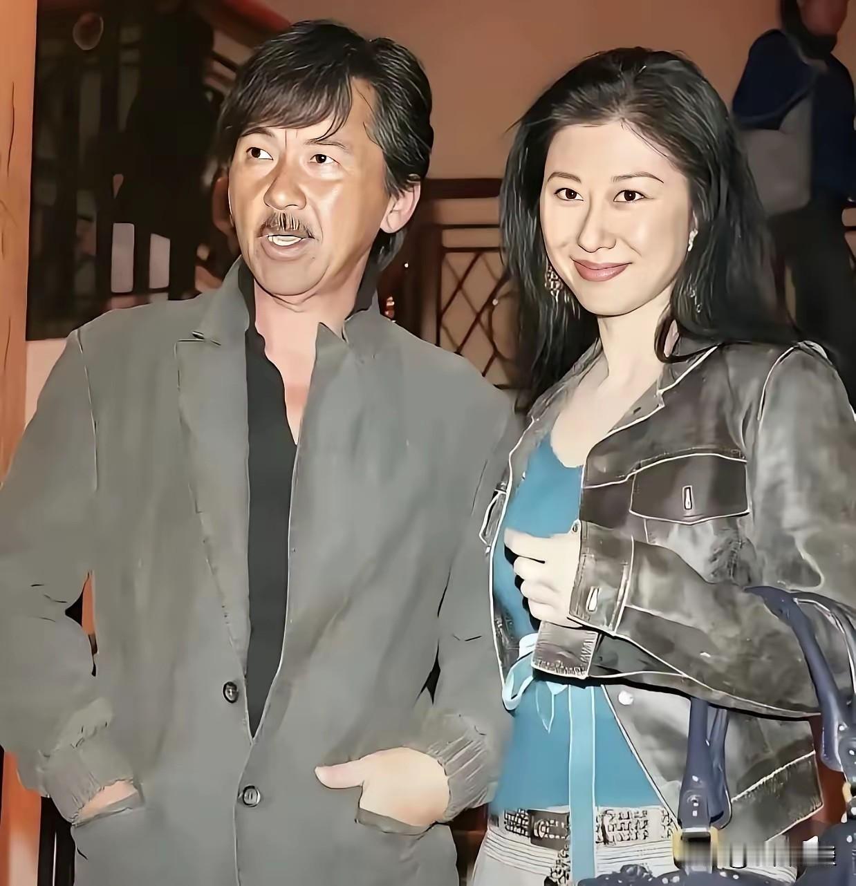 相伴几十年！林子祥和叶倩文才是娱乐圈的神仙眷侣。
 
岁月匆匆走过，二人相守不离