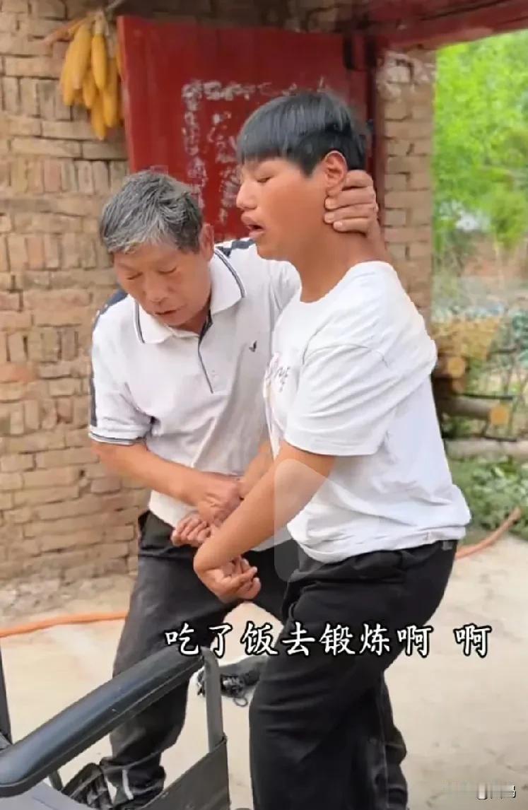 妮娃越来越过分了，今天的视频看她又是摔盆又是踢人的。
树兰天天擀面皮，妮娃天天不
