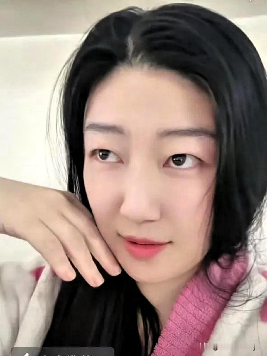 李雨禅这事儿可太逗了。本以为她是正义监督的化身，结果却暴露了私心。谁给她唱赞歌，