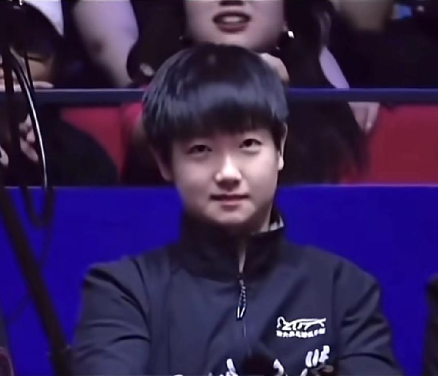 莎莎不化妆，不打扮，没有脂粉 ，没有染发和美甲，更没有大波浪 ，但莎莎就是那种清