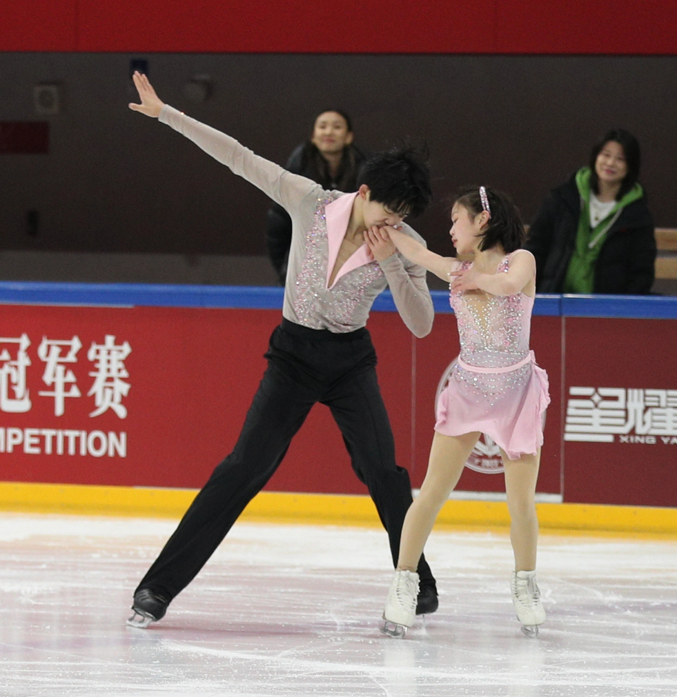 陈雨萱董胤博 新华社官图罗朱吻手礼冠军赛版，教练场边舒心姨母笑 