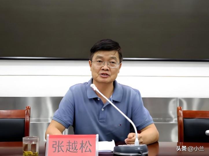 今天云南的张越松上了热搜，
他是1965年出生的，
在云南省红河州石屏县工作多年