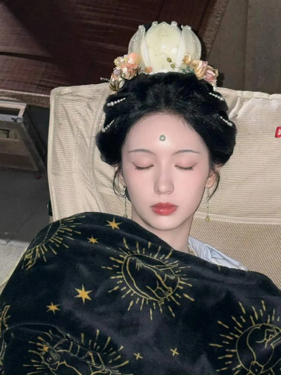 说实话周也的辨识度在于眼睛吧，这张图差点没认出 