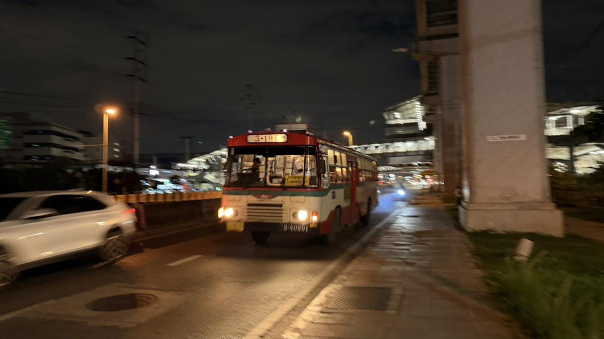 下班后的泰国，人们才刚刚醒来
各种炸街、车聚，无数家宵夜摊，夜市
人们通通是亢奋