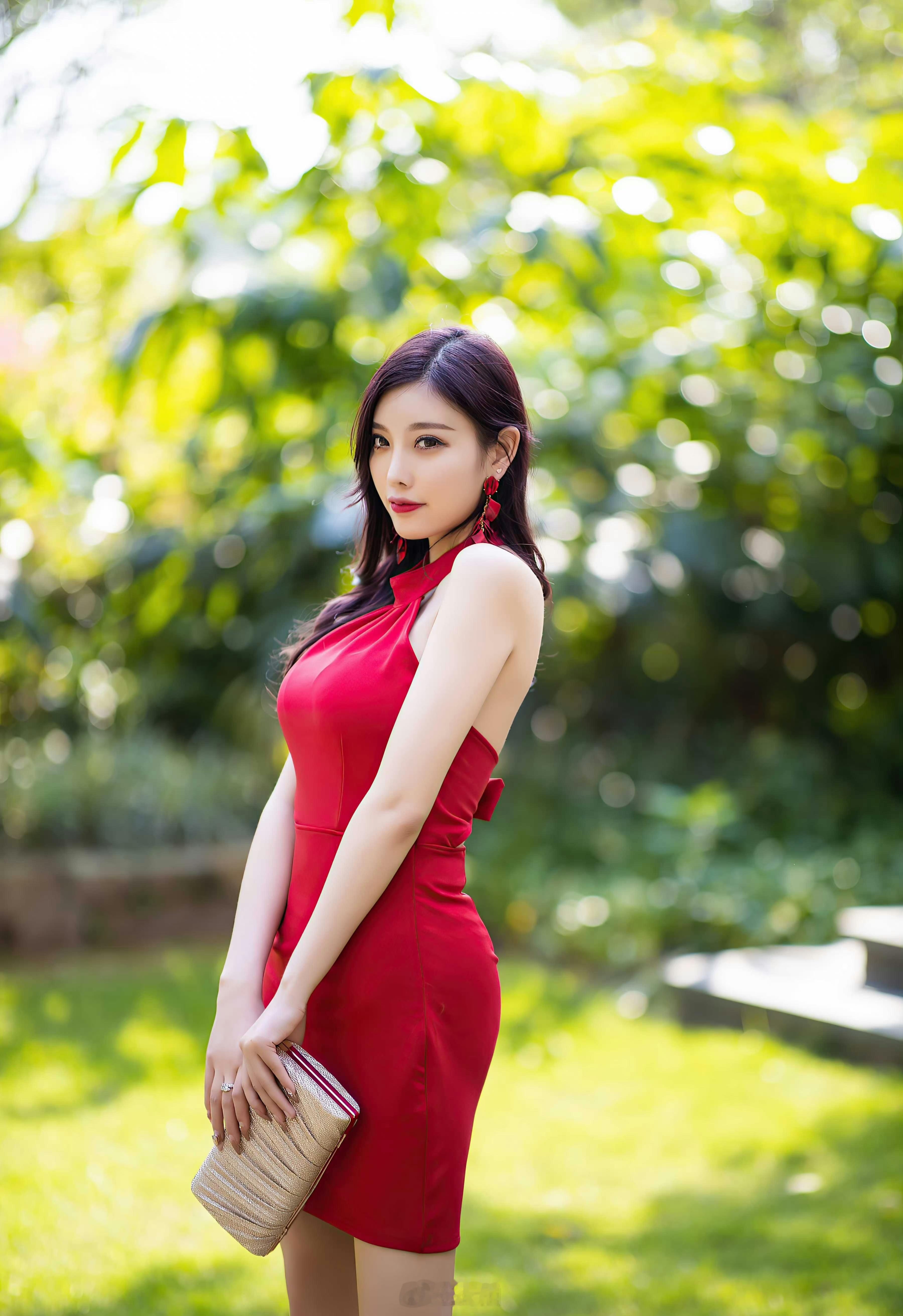 小姐姐的耳环和裙子的颜色很搭 ​​​