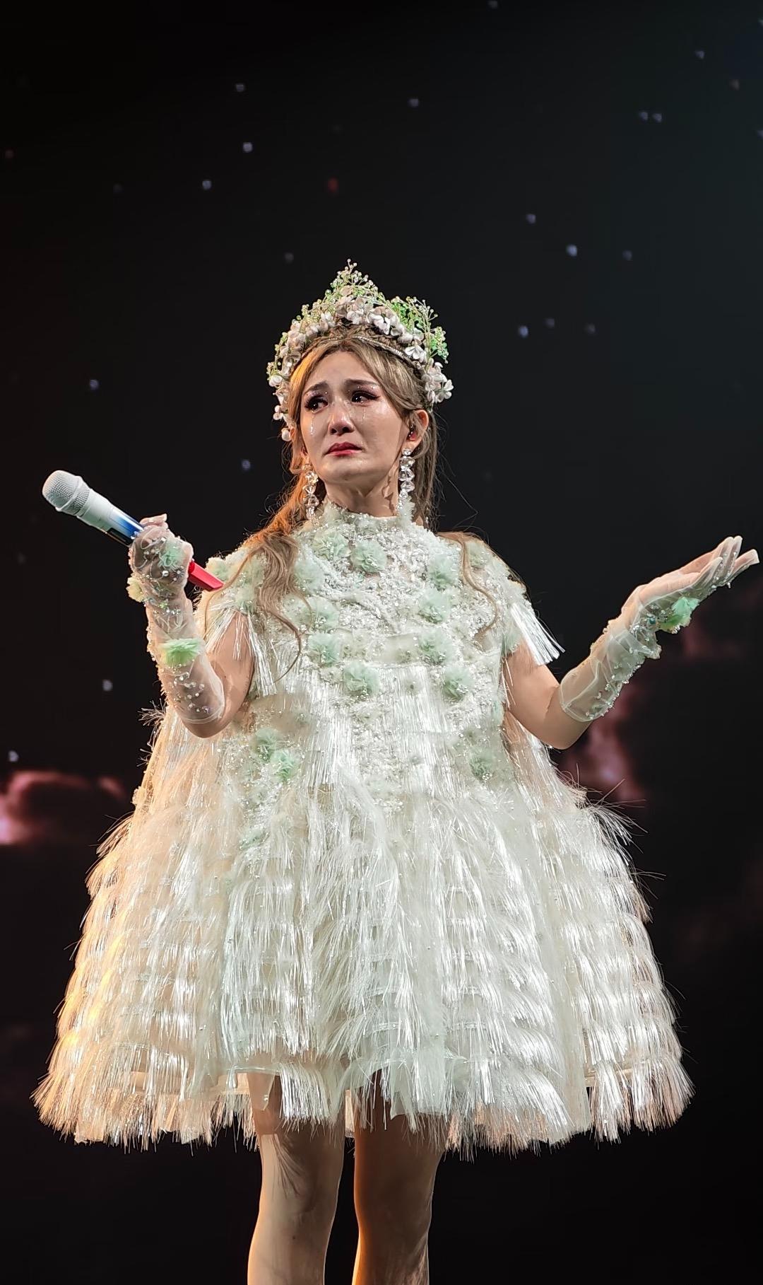 谢娜两口子，大概率是真遇上事儿了。

实在是这俩人近两年的动作密集到不正常，而且