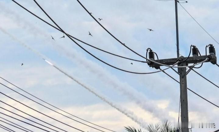 泰国军队宣称可以应对柬埔寨发射的远程火箭弹，民众无须担忧。

 图片显示：12月