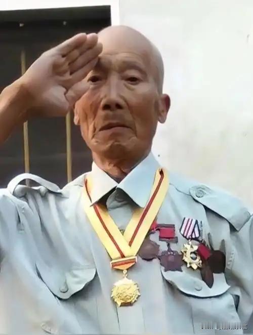 1951年，在朝鲜的前线，一次激烈的防守后，阵地上的老兵全部牺牲。15个刚到前线