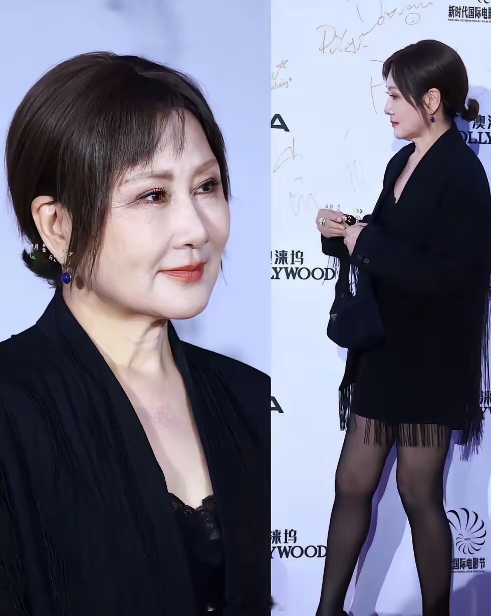 医美后的张凯丽堪比刘晓庆？高挺的鼻子，光滑细致的脸部，配上一身黑色套装和黑色丝袜