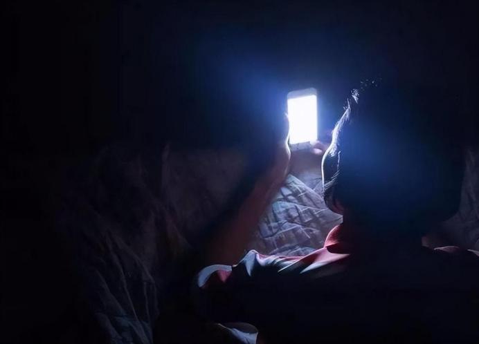 [月亮]高压熬夜、频繁刷手机引发身心内耗！3个缓解小技巧


生活中很多人都有这