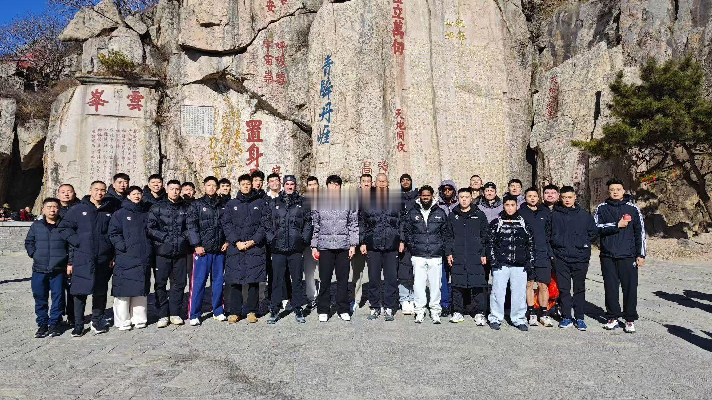 山东高速男篮今天集体登泰山，CBA体测最新消息传来，参加的都过了，夏训扎实。 