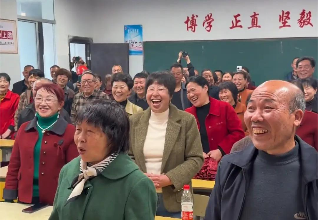 时隔50年全班同学再聚会一个都没少，看到这样的新闻，真心感到温暖，时隔50年，全