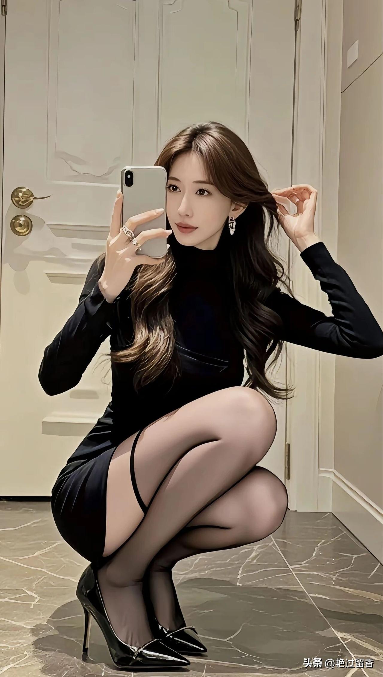 优雅黑裙，性感猫跟鞋，镜中自拍的魅力时刻！上班通勤应该怎么穿才有气质?