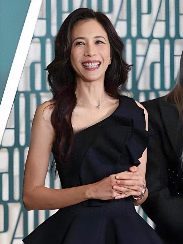 被点名后，莫文蔚一条黑裙亮相：擦边鼻祖为何第一个“穿上衣服”