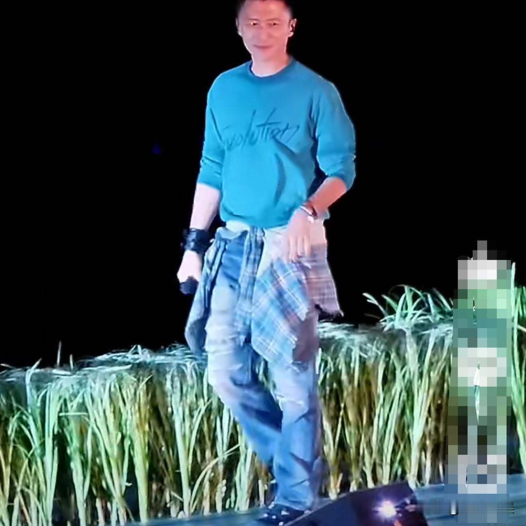 谢霆锋，替粉丝祝王菲生日快乐！

8月8日，有网友放出一段谢霆锋沈阳演唱会现场的