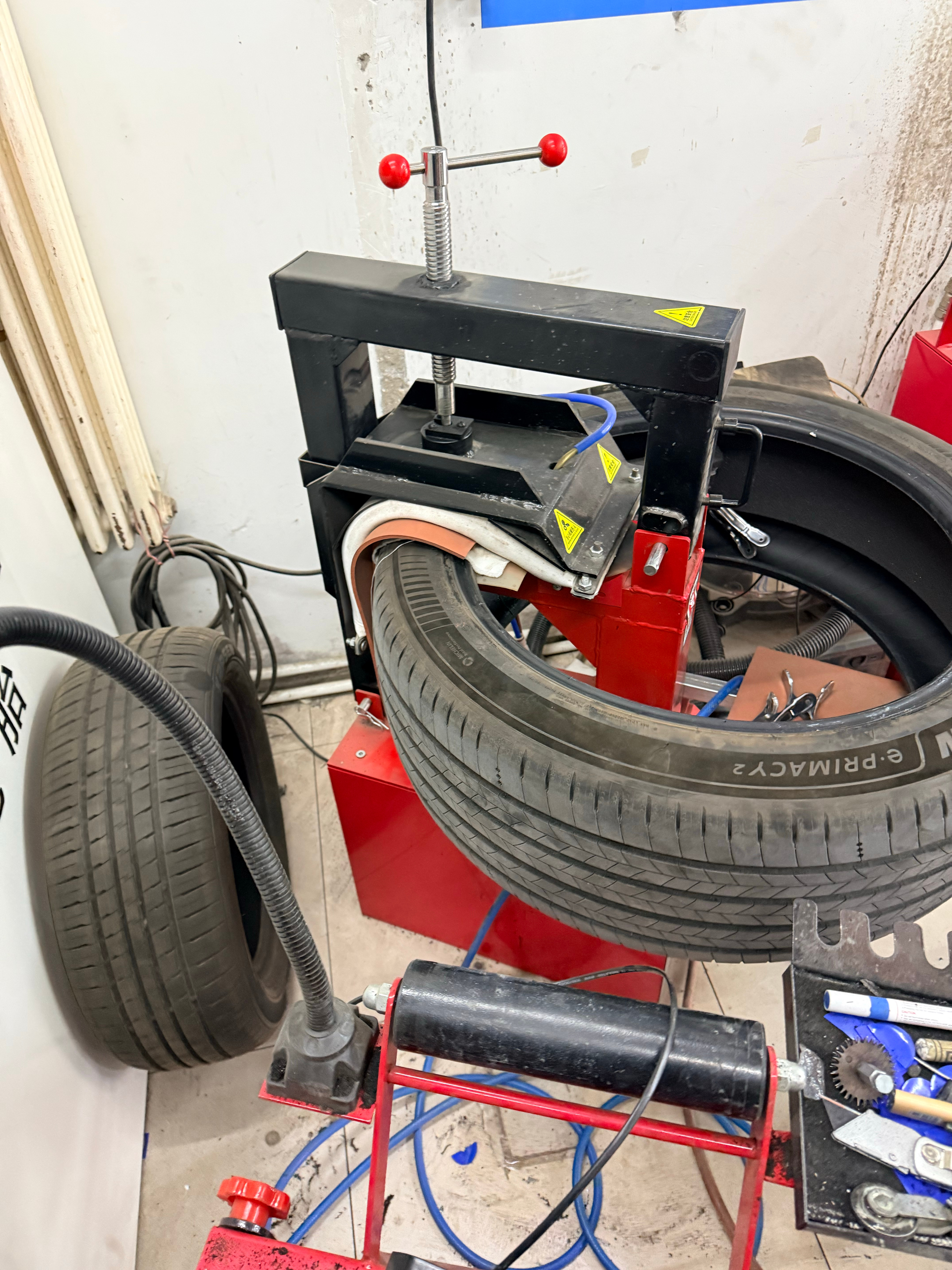 换条新轮胎一千多，试试热补，打磨了一个多小时，现在开始加热80分钟，补个胎3小时