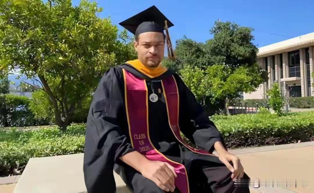 **31岁加州“理工男”，带枪千里行刺：他瞄准的不是一个人，而是一个时代的“病”