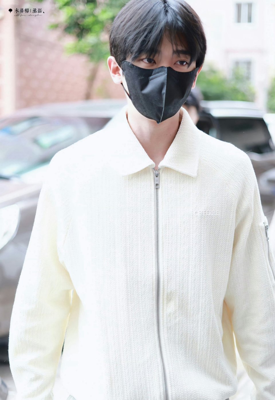 丞磊《与晋长安》今日上班路透[举手]！ ​​​