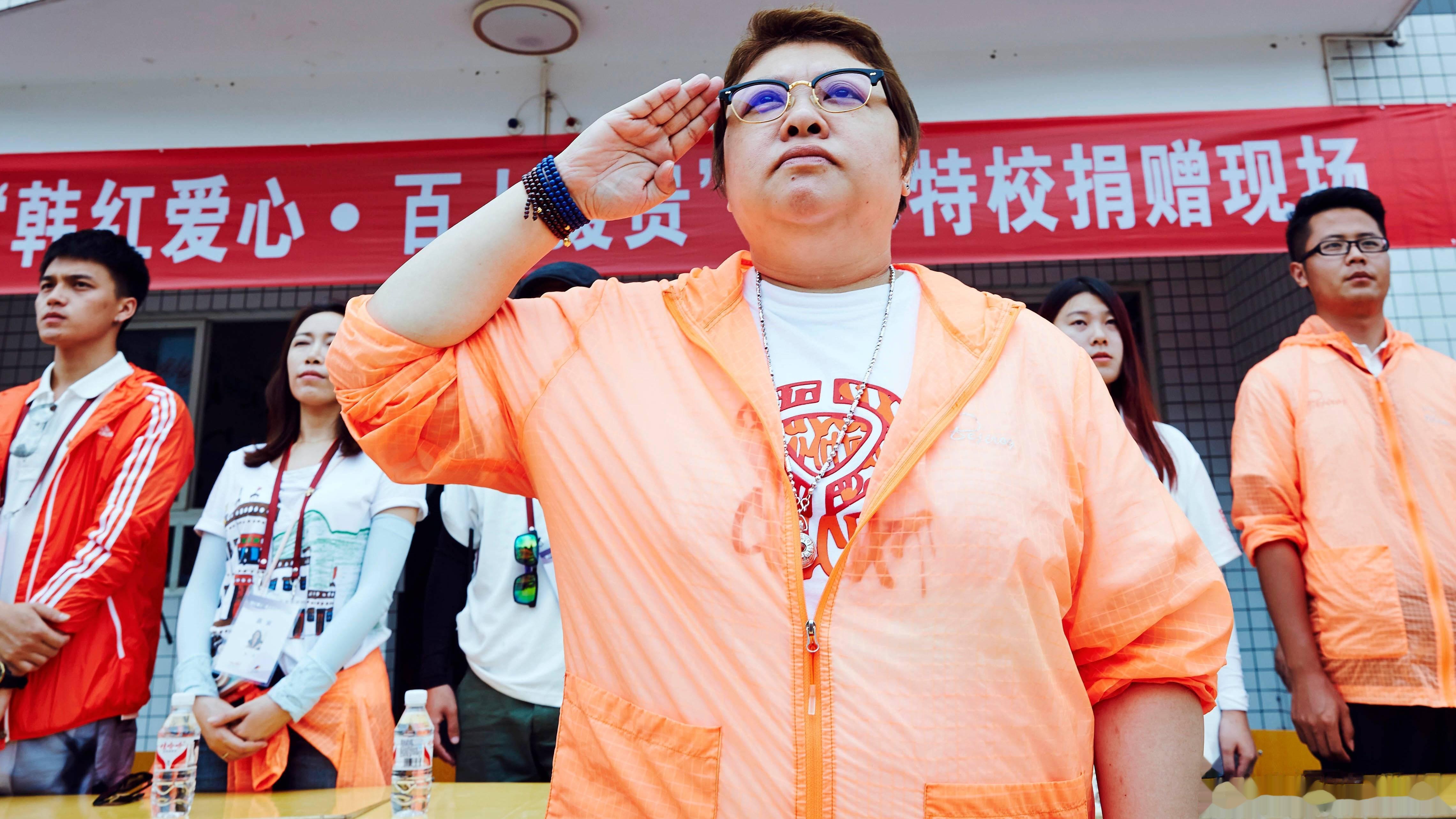 韩红是以歌手身份踏入娱乐圈的女神，却以慈善家的名义在演艺界奋斗了23年。她说：“