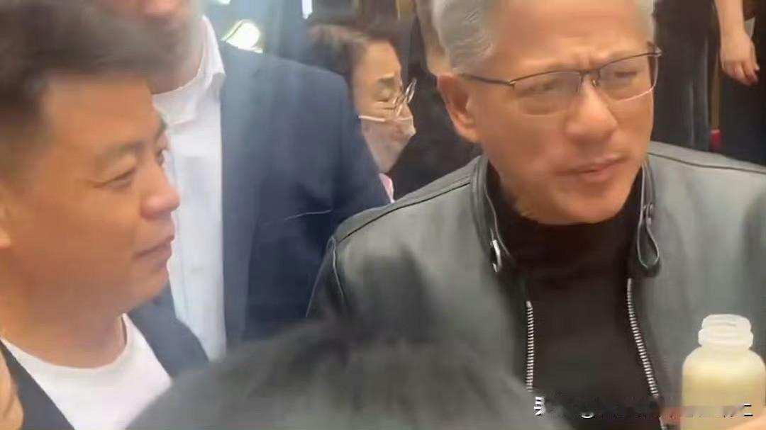 为了卖点算力卡，在北京被投喂豆汁的黄皮衣
喝完以后去隔壁蜜雪冰城买柠檬水漱口去了