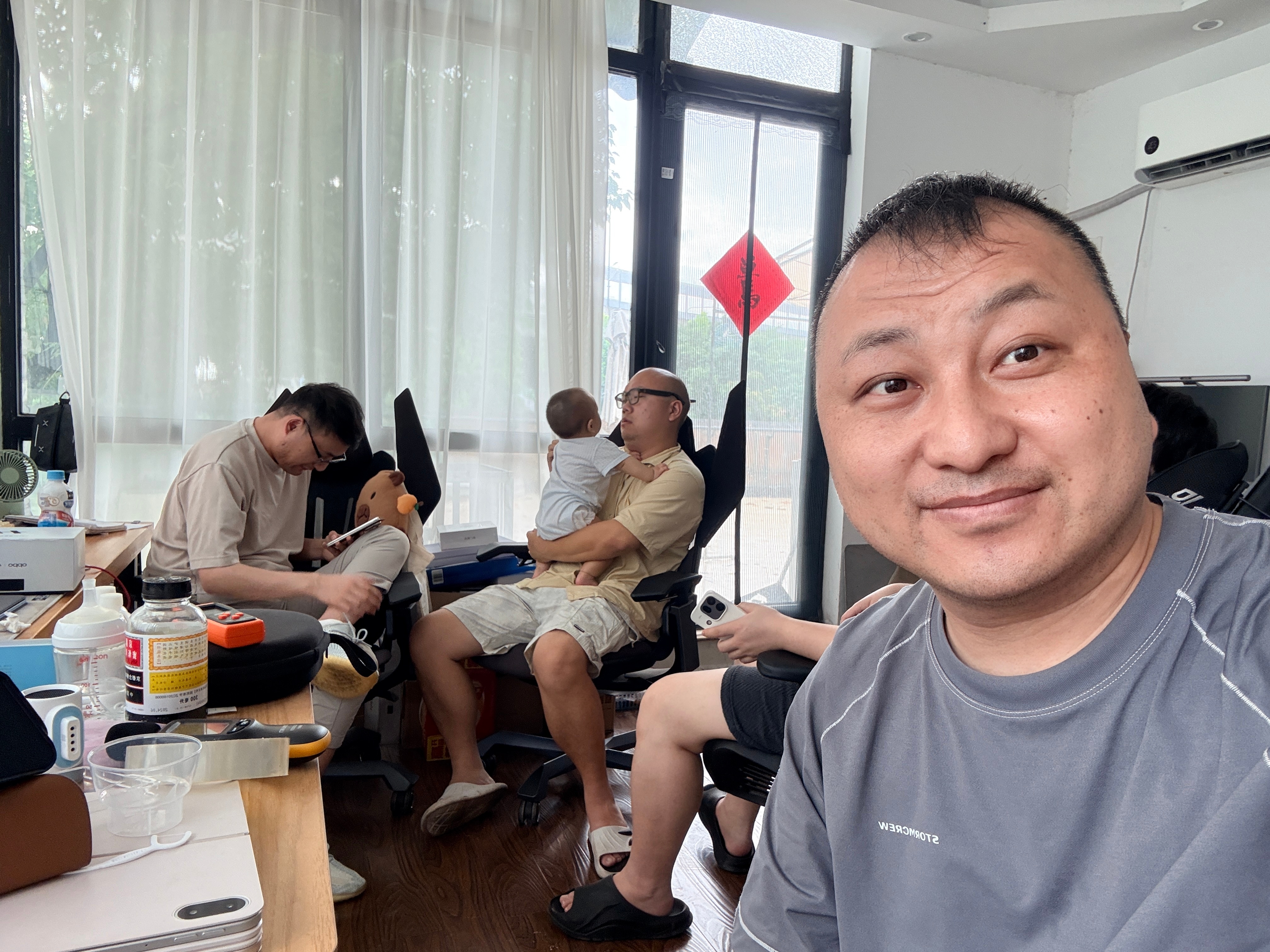 来亮哥工作室参观，他手机是真的多，而且都是新款，他这个椅子带翅膀数码数码博主