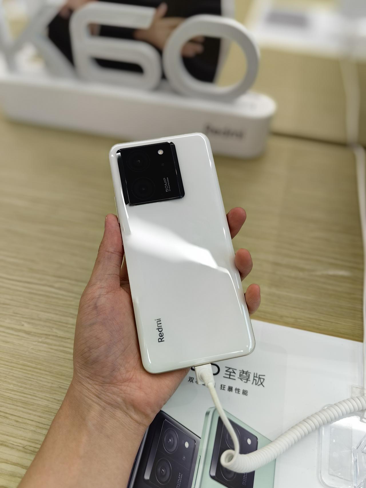 路过小米之家，看了下Redmi K60至尊版，有几个点不得不说：

1. Red
