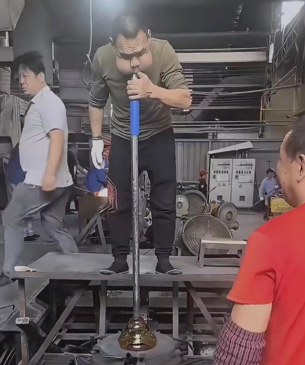 男子吹玻璃30年变青蛙王子这个工作难道就没有机器可以代替吗？非得要人工口吹？