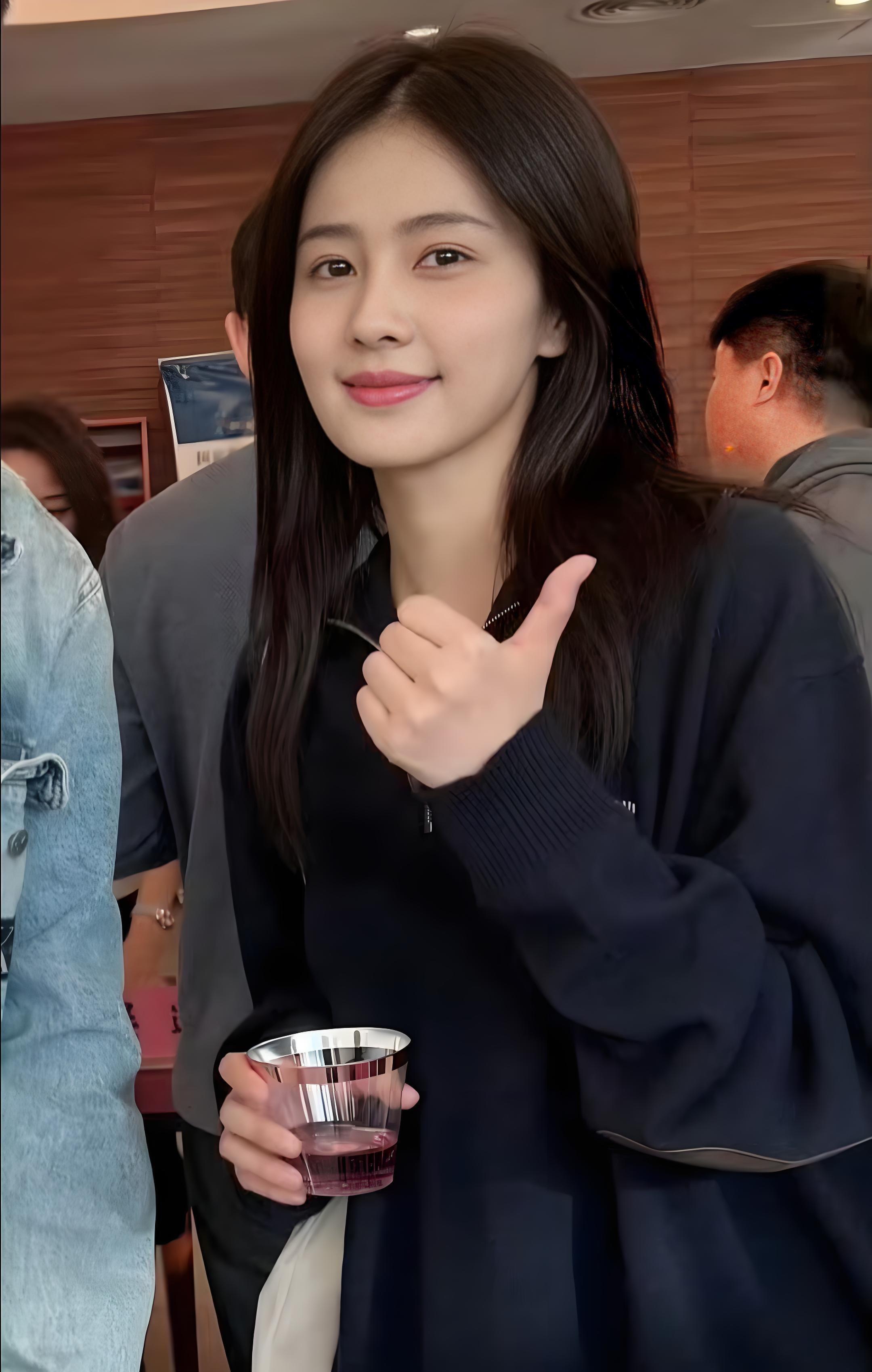 白鹿这张照片，感觉好乖，像是课间去打水喝的女生。 