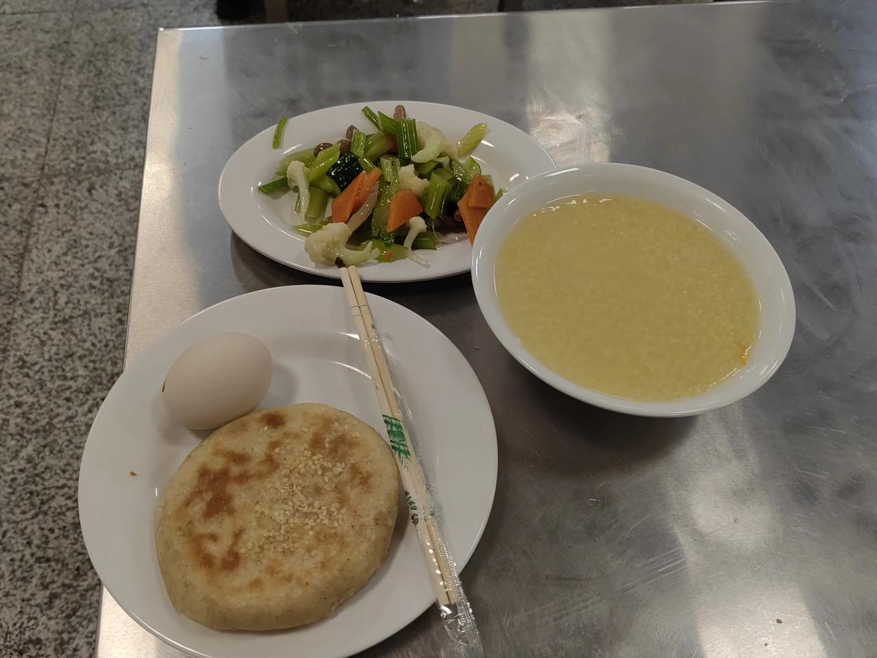 今天是6月25号，是我们村带病回乡老兵免费体检的日子，这也是我回家的主要原因。